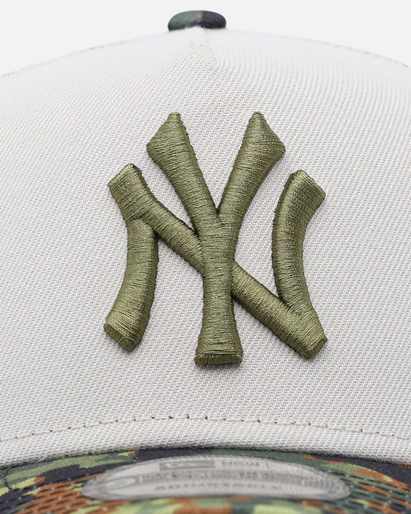 New Era New York Yankees "Camo Visor" 9FORTY A-Frame Trucker Snapback Stone/Olive