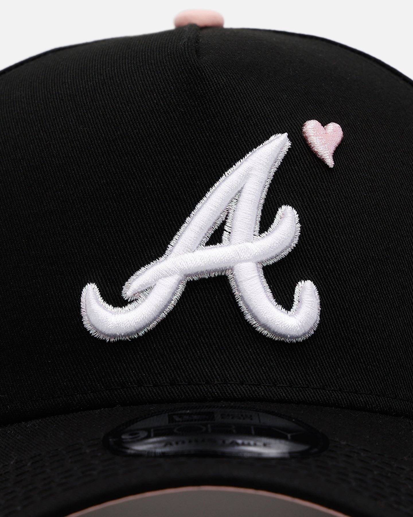 New Era Atlanta Braves 'Pink Satin Hearts 2.0' 9FORTY A-Frame Snapback Black/Pink